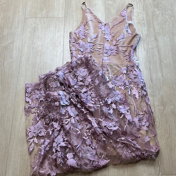 DRESS THE POPULATION Sidney Deep V-Neck 3D Lace Gown, Lilac/ Nude MEDIUM 1302 - Picture 5 of 9